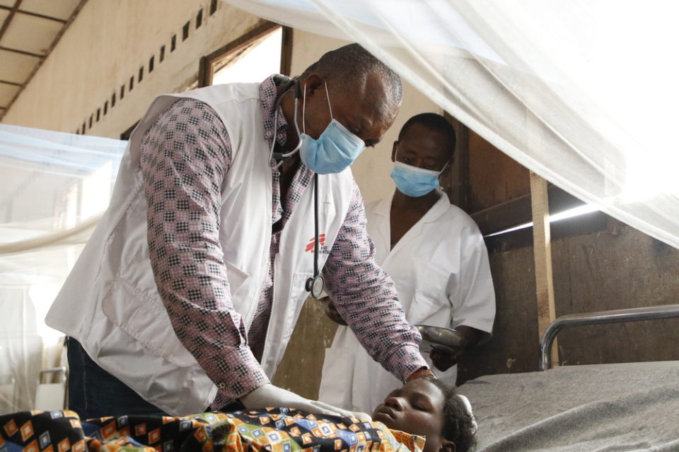Theophile, MSF emergency team doctor, examines a child with measles at the Bosobolo general referral hospital. The Bosobolo health zone in Nord-Ubangi has been affected by measles for several weeks. MSF has sent an emergency team to treat patients and vaccinate all children from six months to nine years old.

In February 2021, an MSF emergency mobile team went to the Bosobolo health zone, North Ubangi, to support the provision of care to patients in eight health centers as well as in the general hospital. The team launched the vaccination of 66,000 children in this isolated health zone, and trained local health workers in patient care and epidemiological surveillance.